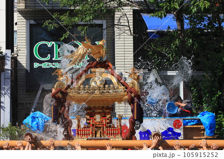 富岡八幡宮のお神輿　江戸三大祭り　水かけ祭り 105915252