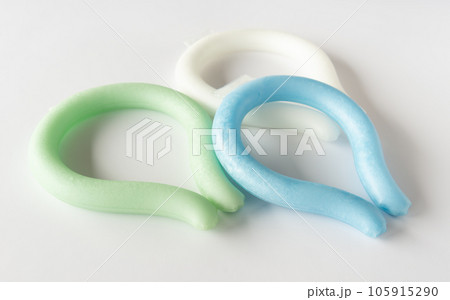 ネッククーラーで熱中症対策　冷却グッズ 105915290