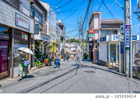 横浜市の都市風景　弘明寺駅 105916014