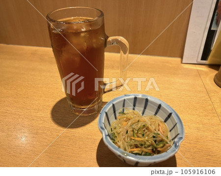 居酒屋のウーロンハイとお通し 105916106