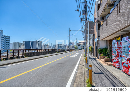 横浜市の都市風景　新子安 105916609
