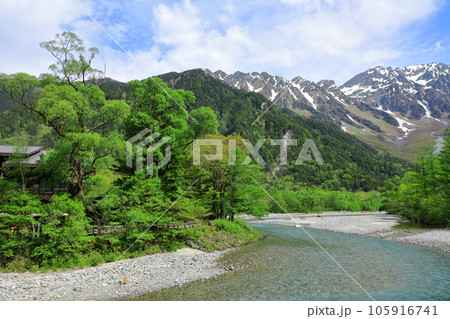 上高地　穂高連峰と梓川 105916741