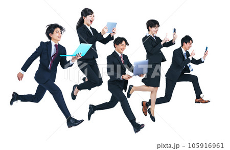 デジタルデバイスを持ってジャンプする若いビジネスパーソンのグループ 背景透過切り抜きPNG デジタルデバイスを持ってジャンプする若いビジネスパーソンのグループ 背景透過切り抜きPNG 105916961