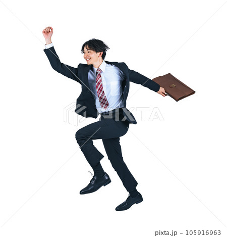 ジャンプする若いビジネスマン　背景透過PNG 105916963