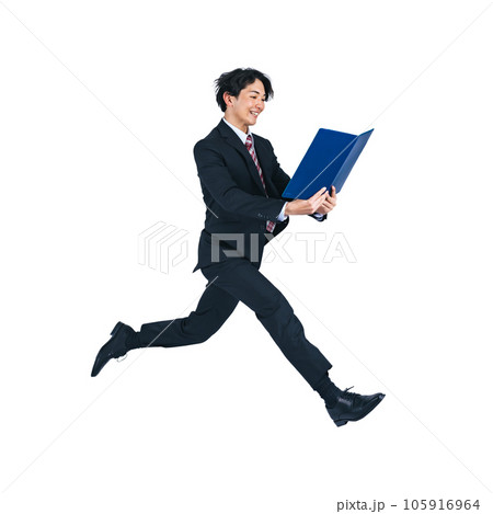 ファイルを見ながらジャンプするビジネススーツの男性　背景透過切り抜きPNG 105916964