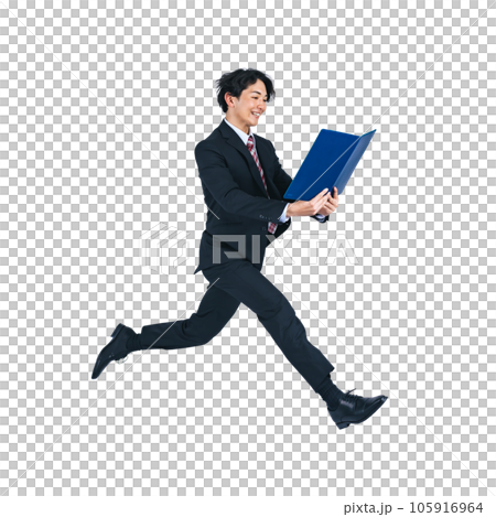 ファイルを見ながらジャンプするビジネススーツの男性　背景透過切り抜きPNG 105916964