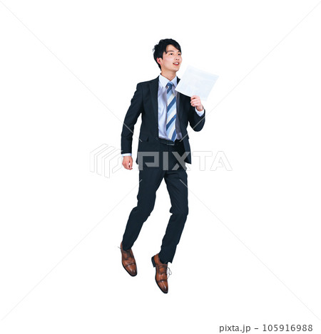 書類を持ってジャンプする若いビジネスウーマン　背景透過切り抜きPNG 105916988
