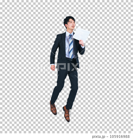 書類を持ってジャンプする若いビジネスウーマン　背景透過切り抜きPNG 105916988