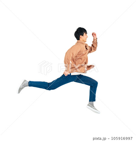 ジャンプするカジュアルな若い男性 背景透過切り抜きPNG ジャンプするカジュアルな若い男性 背景透過切り抜きPNG 105916997