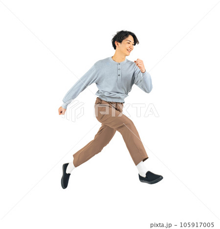 ジャンプするカジュアルな男性　背景透過切り抜きPNG 105917005