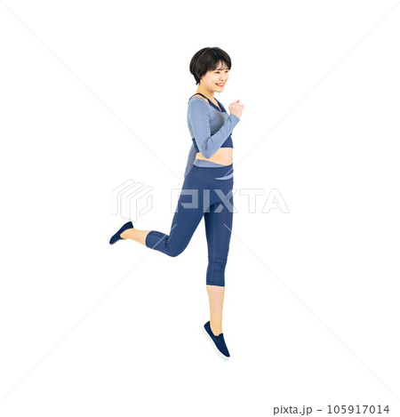ジャンプするスポーツウェアを着た若い女性　背景透過切り抜きPNG 105917014
