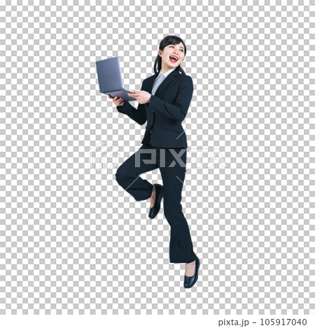 PNG一名身穿西裝的女士在使用筆記本電腦背景透明剪輯時跳躍 105917040