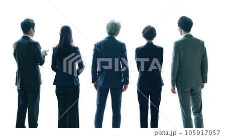 並ぶビジネスパーソンの後ろ姿　背景透過PNG 105917057