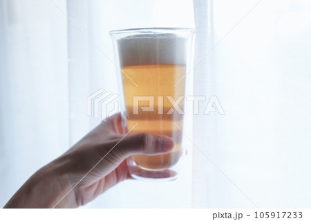 ビールグラスを持った手 ビールグラスを持った手 105917233