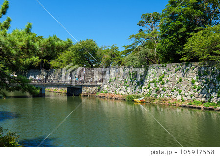 夏の彦根城の京橋　滋賀県彦根市 105917558