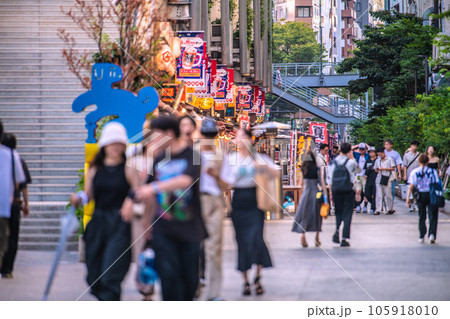 日本の東京都市景観 夏祭りののぼり旗…。換気対策万全、外国人らで賑わう渋谷駅前の渋谷横丁＝8月14日 105918010