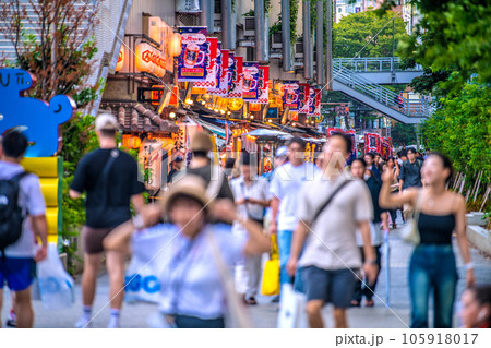 日本の東京都市景観 夏祭りののぼり旗…。換気対策万全、外国人らで賑わう渋谷駅前の渋谷横丁=8月14日 日本の東京都市景観 夏祭りののぼり旗…。換気対策万全、外国人らで賑わう渋谷駅前の渋谷横丁=8月14日 105918017