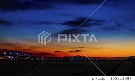 夕焼けの空と雲と 夕焼けの空と雲と 105918097