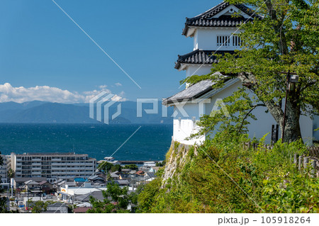 彦根城の西の丸三重櫓と琵琶湖（竹生島）　滋賀県彦根市 105918264