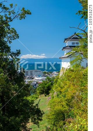 彦根城の西の丸三重櫓と琵琶湖（竹生島）　滋賀県彦根市 105918275