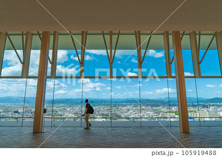 岐阜県庁、清流ロビーからの眺め〈岐阜県岐阜市〉 105919488