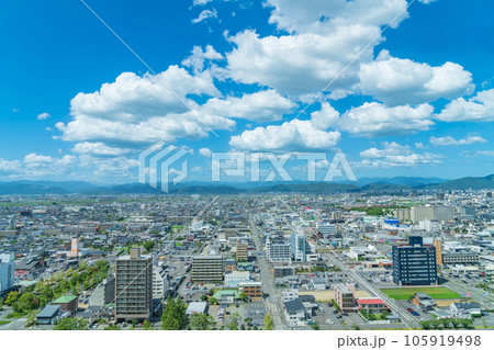 岐阜県庁、清流ロビーからの眺め〈岐阜県岐阜市〉 105919498