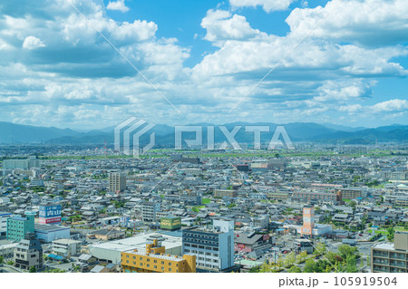 岐阜県庁、清流ロビーからの眺め〈岐阜県岐阜市〉 105919504