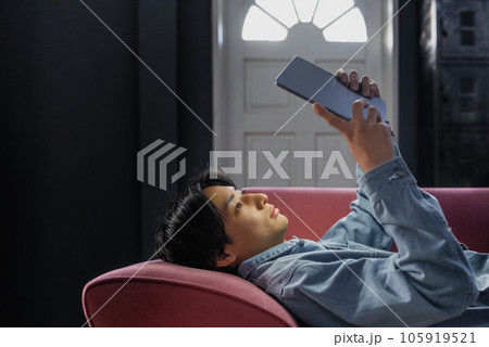 タブレットをする男性 105919521