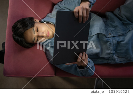 タブレットをする男性 タブレットをする男性 105919522