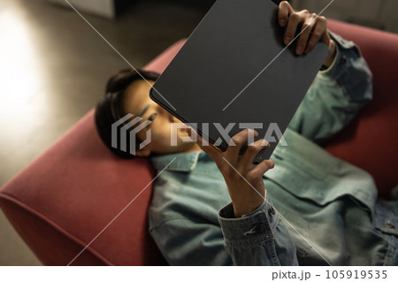 タブレットをする男性 タブレットをする男性 105919535