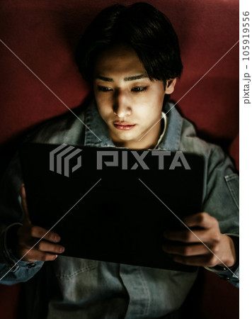 タブレットをする男性 タブレットをする男性 105919556