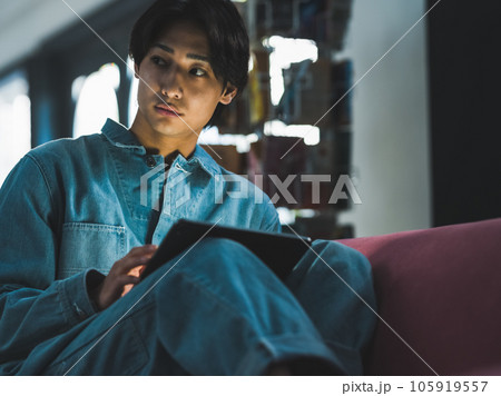 タブレット観る男性 105919557