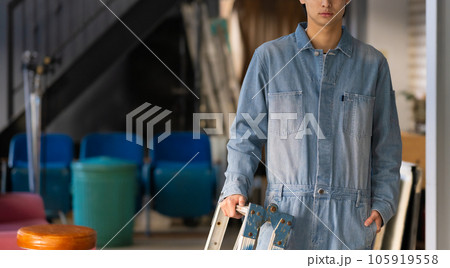 ツナギの男性 修理 工事. ツナギの男性 修理 工事. 105919558