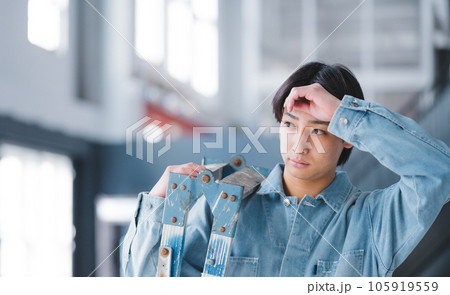 ツナギの男性 修理 工事. ツナギの男性 修理 工事. 105919559