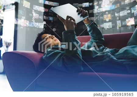 タブレットをする男性 タブレットをする男性 105919565