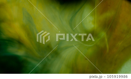 緑系のグラデーションが渦巻く水彩抽象背景画像。 緑系のグラデーションが渦巻く水彩抽象背景画像。 105919986