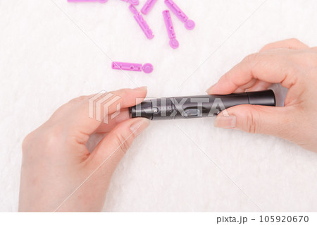 【糖尿病の血糖値測定　針】 105920670