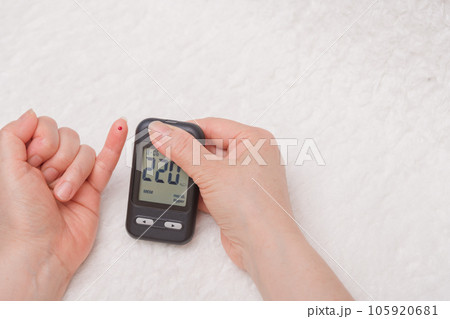 【糖尿病の血糖値測定　血液と測定器】 105920681