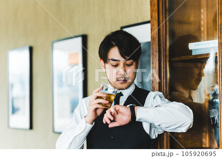 酒を飲む男性 105920695