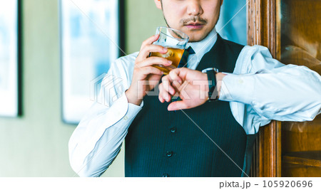 酒を飲む男性 酒を飲む男性 105920696