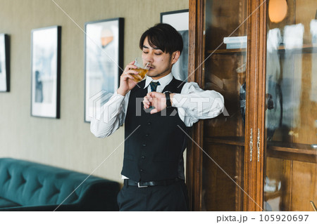 酒を飲む男性 酒を飲む男性 105920697
