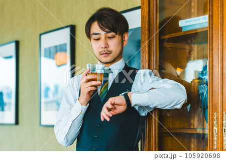 酒を飲む男性 105920698