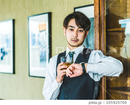 酒を飲む男性 105920700