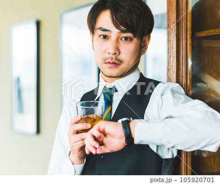 酒を飲む男性 105920701
