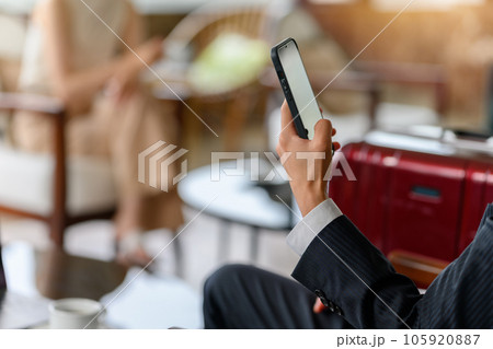 ラウンジでスマホを操作する 105920887