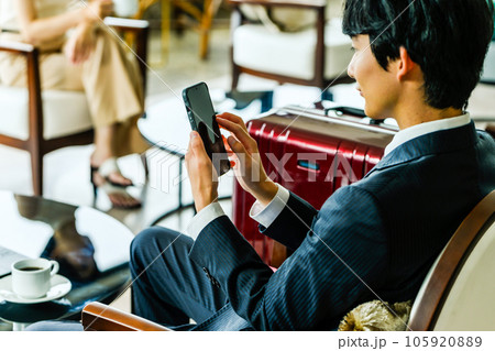 ラウンジでスマホを操作する 105920889