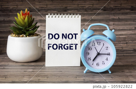 Don't forget reminder on notepad and wooden background 105922822