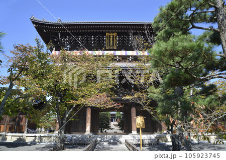 金戒光明寺　山門　京都市左京区黒谷 105923745