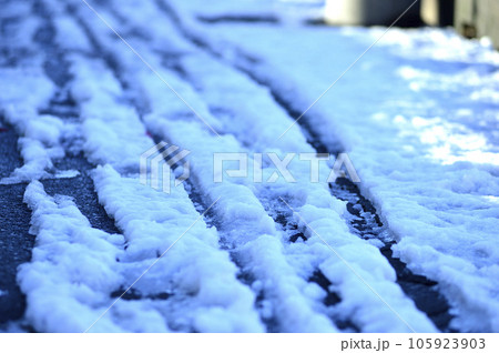 雪と歩道 105923903