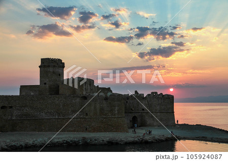 View of the scenic Aragonese Castle, Le Castella on the Ionian Sea in the town of Isola di Capo Rizzuto, Italy 105924087